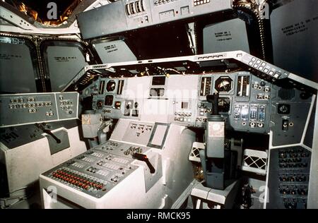 Blick auf das Cockpit der ersten amerikanischen Space Shuttle 'Unternehmen', die nur für Flüge innerhalb der Atmosphäre der Erde verwendet wurde. Undatiertes Foto, vermutlich aus den 80er Jahren. Stockfoto