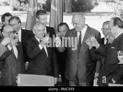 Von links nach rechts: Alexander Jakowlew, Michail Gorbatschow, Helmut Kohl, Rudolf Seiters, Norbert Blüm und Hans-Dietrich Genscher ein Getränk nach unterschriftenaktion der russisch-deutschen Verträge. Stockfoto