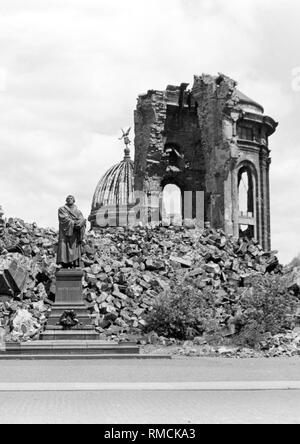Die Ruine der Frauenkirche auf dem Neumarkt in Dresden, die durch einen Luftangriff im Februar 1945 zerstört wurde. Bis zum Beginn der Rekonstruktion am 4. Januar 1993, es war ein Mahnmal gegen Krieg und Gewalt. Im Vordergrund die Martin Luther Denkmal. Stockfoto
