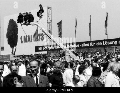 Protestmarsch mit Bannern, Fahnen und banderolen am 1. Mai 1973 Vor der Tribüne auf dem Marx-Engels-Platz in Ost-Berlin. Stockfoto