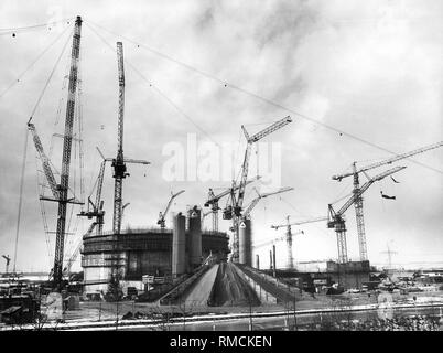 Baustelle des AKW Isar II (ohu 2) während einer erzwungenen Unterbrechung der Bauarbeiten. Schwarze Fahnen (rechts) zeigen, dass die Arbeitnehmer die Stilllegung missbilligen. Stockfoto