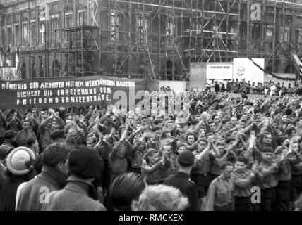 Massenbereitstellung von Mitglieder der FDJ am Ende der Deutschlandtreffen (Deutschland) der DDR-Jugendorganisation in Ost-Berlin. Stockfoto