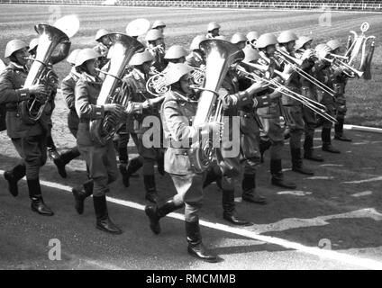 Militärische Zeremonie anlässlich der Vereidigung von Absolventen der offiziershochschule "Ernst Thälmann" der Landstreitkräfte der Nationalen Volksarmee (NVA) der DDR in Löbau. Stockfoto