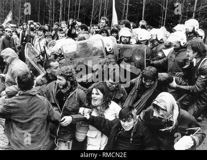 Polizisten Angriff gewalttätige Demonstranten während einer Demonstration gegen die geplante Wiederaufarbeitungsanlage in Wackersdorf. Stockfoto