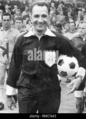 Der schweizer Schiedsrichter Gottfried Dienst, soll das abschließende Spiel der WM 1966 im Londoner Wmbley Stadion Schiedsrichter. Stockfoto