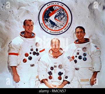 Gruppenfoto der Besatzung der Apollo 15-Mission: David R. Scott, Alfred M. Nordworden und James B. Irwin (von links nach rechts) in ihre raumanzüge unter der Apollo 15-Patch. In der Apollo 15 (Juli/August 1971), ein Lunar Rover zum ersten Mal verwendet wurde, mit denen die Astronauten die Geologie des Mons Hadley Delta erkundet werden. Stockfoto