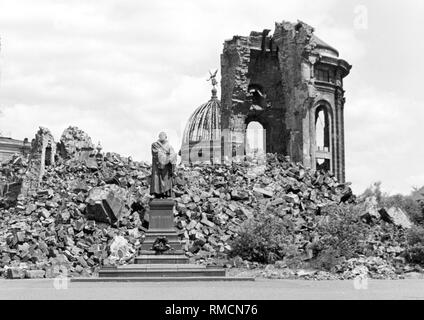 Die Ruine der Frauenkirche auf dem Neumarkt in Dresden, die durch einen Luftangriff im Februar 1945 zerstört wurde. Bis zum Beginn der Rekonstruktion am 4. Januar 1993, es war ein Mahnmal gegen Krieg und Gewalt. Im Vordergrund die Martin Luther Denkmal. Stockfoto