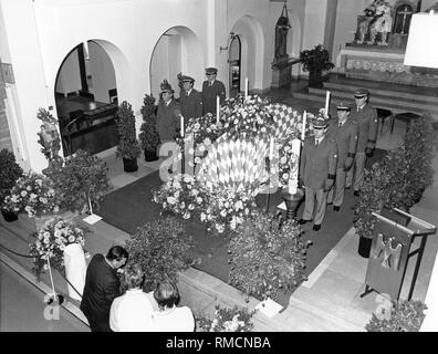 Der Sarg des Verstorbenen bayerischen Ministerpräsidenten Franz Josef Strauss ist in einer Kirche in Rott am Inn. Strauss war im Gewölbe des Zwicknagl Familie, wo auch seine Frau Marianne begraben ist, der vier Jahre zuvor gestorben begraben. Später wurden sie in einem Grab der Ehre auf dem Münchner Waldfriedhof bestattet.