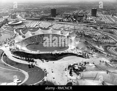 Teilweise mit Blick auf die Münchner Olympiagelände mit dem Olympiastadion. Auf der linken Seite im Hintergrund, die Olympia Radstadion. Im Vordergrund von links, die Olympischen See, Coubertinplatz und Olympiahalle. Stockfoto