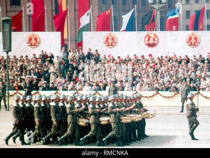 Militärische Zeremoniell am militärischen Parade der Nationalen Volksarmee (NVA) am 1. Mai 1959 auf dem Marx-Engels-Platz in Berlin Ost, im Hintergrund das Gebäude der Bauakademie, die 1962 abgerissen wurde. Stockfoto