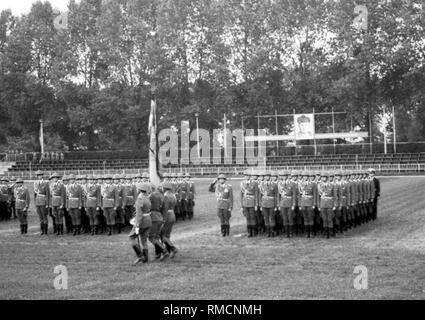 Militärische Zeremonie anlässlich der Vereidigung von Absolventen der offiziershochschule "Ernst Thälmann" der Landstreitkräfte der Nationalen Volksarmee (NVA) der DDR in Löbau. Stockfoto