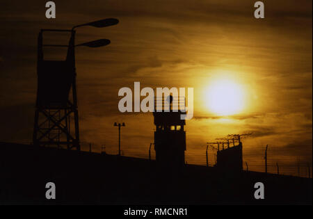 Türme der DDR-Grenzsicherung Installationen an der Grenze im Bezirk Kreuzberg im Licht der Dämmerung. Stockfoto