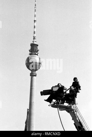 Das DDR-Fernsehen überträgt live Kamera auf einem Kran die Demonstration am 1. Mai 1973 in Ost-berlin vor der Haupttribüne auf dem Marx-Engels-Platz und der Fernsehturm im Hintergrund montiert. Stockfoto