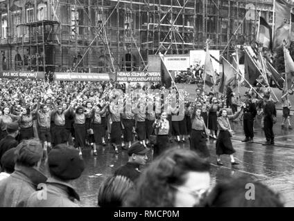 Massenbereitstellung von Mitglieder der FDJ am Ende der Deutschlandtreffen (Deutschland) der DDR-Jugendorganisation in Ost-Berlin. Stockfoto