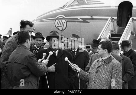 Sowjetischen Generalsekretär Leonid Breschnew wird am Flughafen Erfurt interviewt. Stockfoto