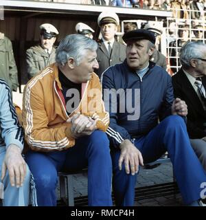 Bundestrainer Helmut Schoen und Assistent Trainer Jupp Derwall in der Vorrunde der Fußball-Europameisterschaft 1976 - Westfalenstadion in Dortmund, Deutschland gegen Malta 8:0 Stockfoto