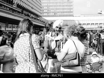 Die Weltfestspiele der Jugend und Studenten zwischen dem 28. Juli - 5. August, 1973 in Ost-Berlin: junge Menschen aus der DDR treffen ausländische Gäste. Stockfoto