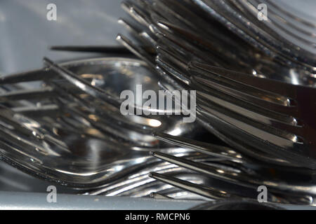 Pips einer Menge Gabel in der Besteck, Nahaufnahme, Edelstahl Besteck das Besteck box Stockfoto