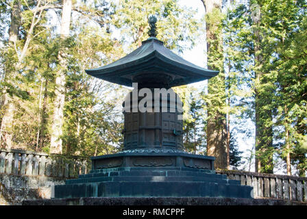 Das Mausoleum von Tokugawa Ieyasu durch einen Löwen und einen Kran, Tosho-gu, Nikko, Japan geschützt Stockfoto