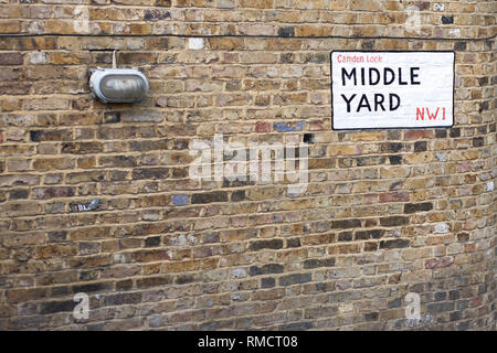 Straßenschild und Lampe - Camden Lock-nahen Yard N.W. 1. Stockfoto