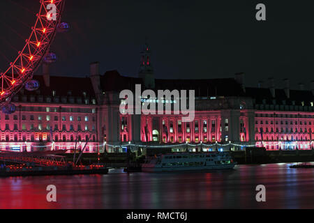 Der County Hall Building & London Eye bei Nacht Stockfoto