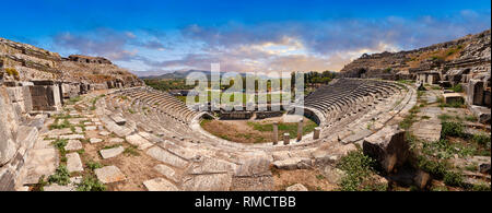 Griechische Theater umgebaut in 225-200 BC&wieder in 175 BC, 68 AD und 299 AD zu einer Breite von 139,8 Meter mit Platz für 18.500 Menschen. Milet archäologischen Sitzen Stockfoto