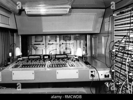 Technische Geräte und Monitore in der Leitwarte eines Übertragungswagen des DDR-Fernsehens Mitte in Berlin-Adlershof. Undatiertes Foto von 1972. Stockfoto