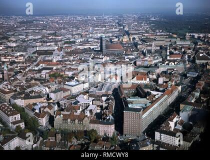 Blick auf das Stadtzentrum in Richtung Norden. Auf der rechten Seite im Vordergrund, das älteste Hochhaus in München, der Alten Technischen Rathaus (45 m) an der Ecke Blumenstraße, nach links, in dem sich die Station. Die alten technischen Wolkenkratzer wurde 1928 von dem Architekten Leitensdorfer gebaut. Stockfoto