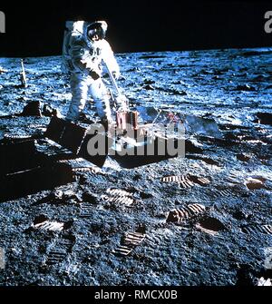 Astronaut der Apollo-11 Edwin "Buzz" Aldrin, der zweite Mann auf dem Mond und Pilot der Mondlandefähre "Eagle", stellt die Seismographen auf der Mondoberfläche, die Moonquake durch Meteoriteneinschläge auf der Erde verursacht zu berichten. Apollo 11 war die erste bemannte Mondlandung Mission und die wichtigste Mission für die Menschheit. Stockfoto