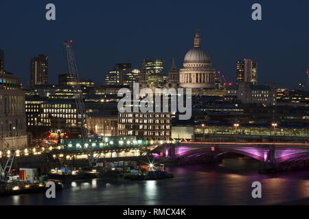 Blick auf den Financial District London bei Nacht Blackfriars Bridge, St. Paul's Cathedral, Bridge House Stockfoto