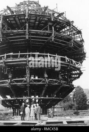 Baustelle der Fernsehturm am Alexanderplatz in Berlin mit dem Turm Kugel vormontiert auf dem Boden. Foto vom 15. Oktober 1972. Stockfoto