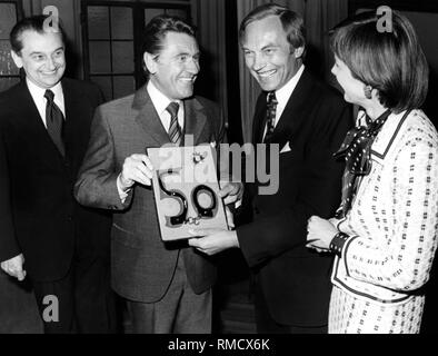 Der Bürgermeister der Stadt München, Georg Kronawitter (2. von rechts, SPD), zu seinem 50. Geburtstag im April 1978. Auf der rechten Seite, seiner Frau Hildegard. Links neben Kronawitter, Manfred Schreiber. Stockfoto