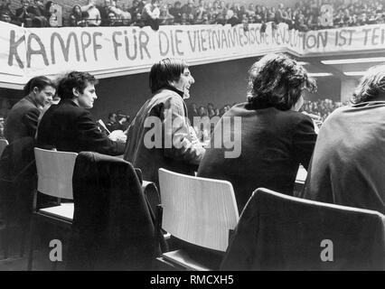 An der Internationalen Vietnam Kongress in den Räumen der Technischen Universität Berlin, der deutschen Studentenbewegung seine Solidarität mit der Kommunistischen Revolutionäre in Vietnam ausgedrückt. Auf dem Foto der Vorsitzende der Veranstaltung mit Rudi Dutschke in der Mitte. Stockfoto