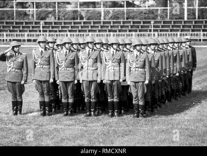 Militärische Zeremonie anlässlich der Vereidigung von Absolventen der offiziershochschule "Ernst Thälmann" der Landstreitkräfte der Nationalen Volksarmee (NVA) der DDR in Löbau. Stockfoto