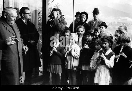 Kinder spielen ein Geburtstagsständchen auf der Flöte zu Bundeskanzler Ludwig Erhard (links) vor seinem Haus in Gmund am Tegernsee. Stockfoto