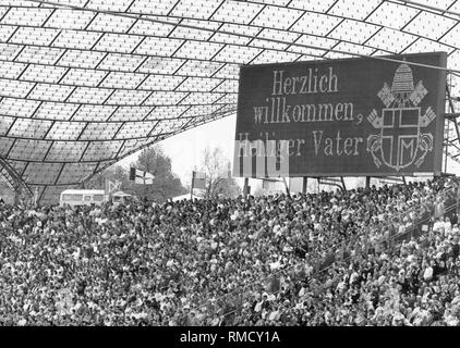 Bei seinem zweiten Besuch in Deutschland, Papst Johannes Paul II seliggesprochen der Jesuitenpater Rupert Mayer, der von den Nazis verfolgt worden war, im Olympiastadion München. Auf der Anzeigetafel (englische Übersetzung) "Heiligen Vater" willkommen. Stockfoto