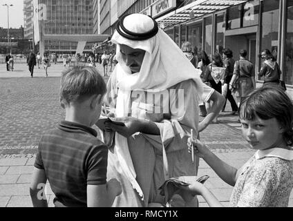 Die Weltfestspiele der Jugend und Studenten zwischen dem 28. Juli - 5. August, 1973 in Ost-Berlin: junge Menschen aus der DDR treffen ausländische Gäste. Stockfoto