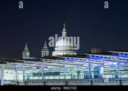 Auf dem Dach der St. Paul's Cathedral and Blackfriars Railway Bridge in der Dämmerung Stockfoto