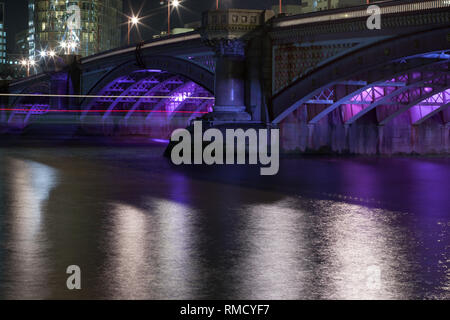 Unter der Blackfriars Bridge mit Motion Blur bei Nacht Stockfoto
