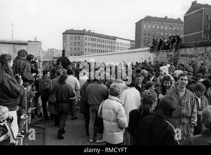 Nach dem Fall der Berliner Mauer, zahlreiche Ost-berliner besuchen West Berlin, wo Sie empfangen werden. Stockfoto