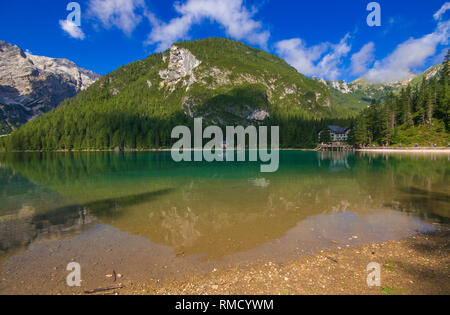 Paradies Pragser See in der Sommersaison in den italienischen Dolomiten Stockfoto