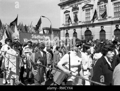 Protestmarsch mit Bannern, Fahnen und banderolen am 1. Mai 1973 von der Straße Unter den Linden auf dem Marx-Engels-Platz in Ost-Berlin. Stockfoto