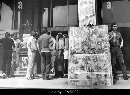 Studenten protestieren mit Plakaten und gegen die Entscheidung des Bayerischen Landtags der Kunstakademie zu schließen. Stockfoto