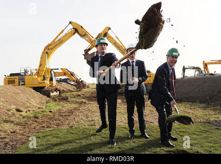 Taoiseach Leo Varadkar (links) und Verkehrsminister Shane Ross (rechts) mit DAA chief executive Dalton Philips auf der offiziellen Sod-Turning Zeremonie für die neue Start- und Landebahn am Flughafen Dublin. Stockfoto