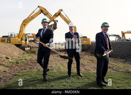 Taoiseach Leo Varadkar (links) und Verkehrsminister Shane Ross (rechts) mit DAA chief executive Dalton Philips auf der offiziellen Sod-Turning Zeremonie für die neue Start- und Landebahn am Flughafen Dublin. Stockfoto