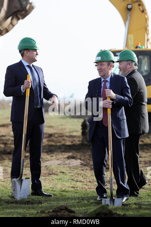 Taoiseach Leo Varadkar (links) und Verkehrsminister Shane Ross mit Senator James Reilly auf der offiziellen Sod-Turning Zeremonie für die neue Start- und Landebahn am Flughafen Dublin. Stockfoto