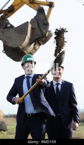 Taoiseach Leo Varadkar (links) mit DAA chief executive Dalton Philips auf der offiziellen Sod-Turning Zeremonie für die neue Start- und Landebahn am Flughafen Dublin. Stockfoto