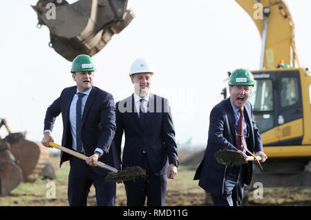 Taoiseach Leo Varadkar (links) und Verkehrsminister Shane Ross (rechts) mit DAA chief executive Dalton Philips auf der offiziellen Sod-Turning Zeremonie für die neue Start- und Landebahn am Flughafen Dublin. Stockfoto