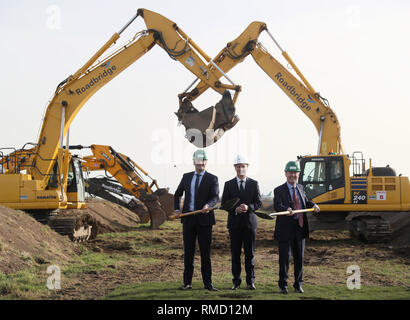 Taoiseach Leo Varadkar (links) und Verkehrsminister Shane Ross (rechts) mit DAA chief executive Dalton Philips auf der offiziellen Sod-Turning Zeremonie für die neue Start- und Landebahn am Flughafen Dublin. Stockfoto