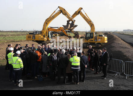 Taoiseach Leo Varadkar (Mitte) spricht mit den Medien bei der offiziellen Zeremonie Sod-Turning für die neue Start- und Landebahn am Flughafen Dublin. Stockfoto